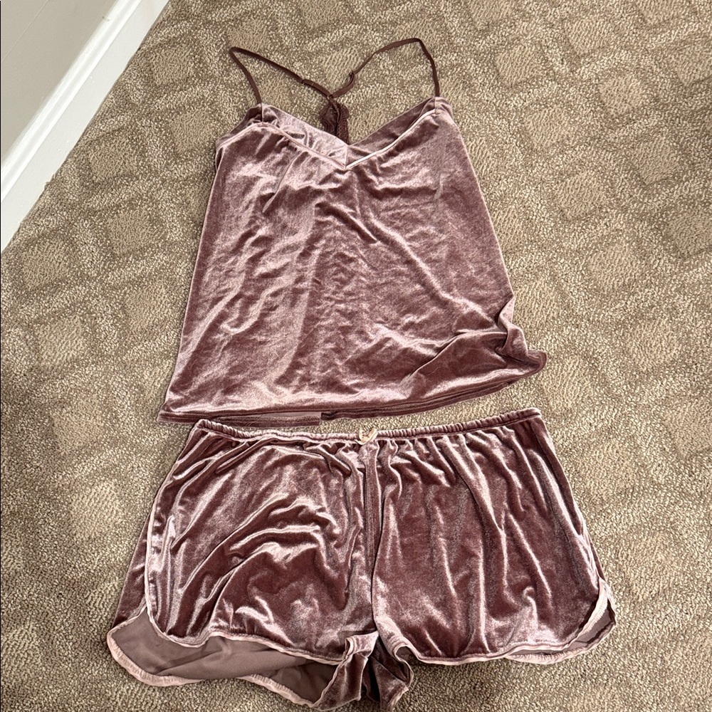 Gilligan & O’Malley sleepwear set is velvet mauve color